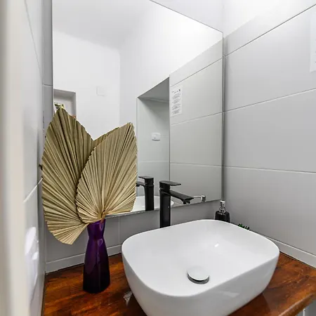 Modern 10 Apartment *