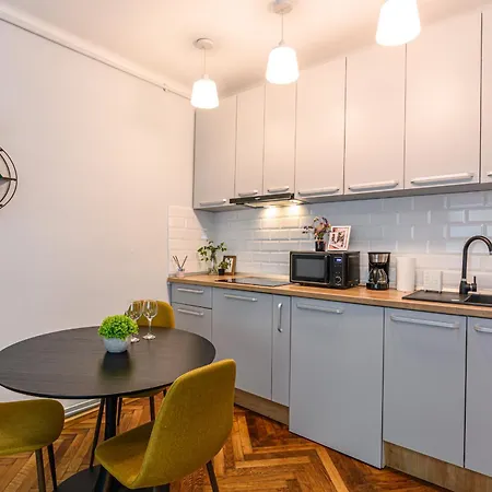 Langa Biserica Neagra Si Turnul Alb