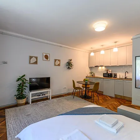 Langa Biserica Neagra Si Turnul Alb *