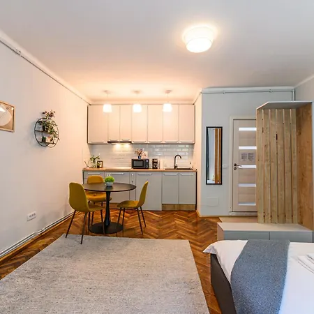 Langa Biserica Neagra Si Turnul Alb Brașov