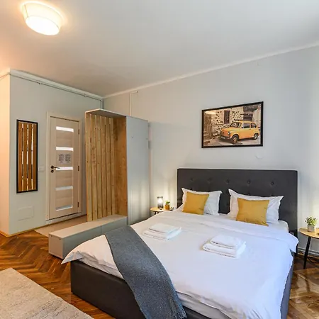 Langa Biserica Neagra Si Turnul Alb *