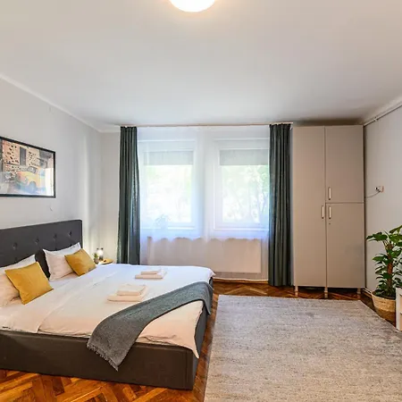 Langa Biserica Neagra Si Turnul Alb 브라쇼브