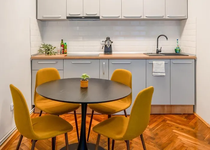 Lângă Biserica Neagră și Turnul Alb Apartamento