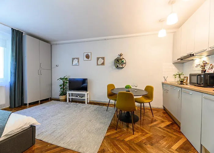 Lângă Biserica Neagră și Turnul Alb Apartamento