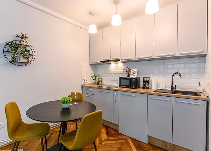 Langa Biserica Neagra Si Turnul Alb