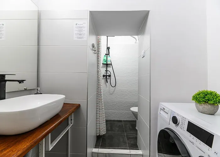 Langa Biserica Neagra Si Turnul Alb 公寓