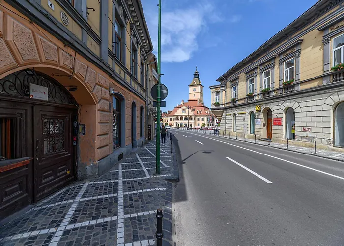 Langa Biserica Neagra Si Turnul Alb * 布拉索夫