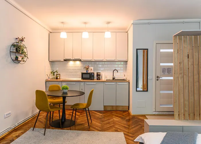 Lângă Biserica Neagră și Turnul Alb Apartamento