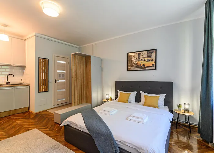 Langa Biserica Neagra Si Turnul Alb *