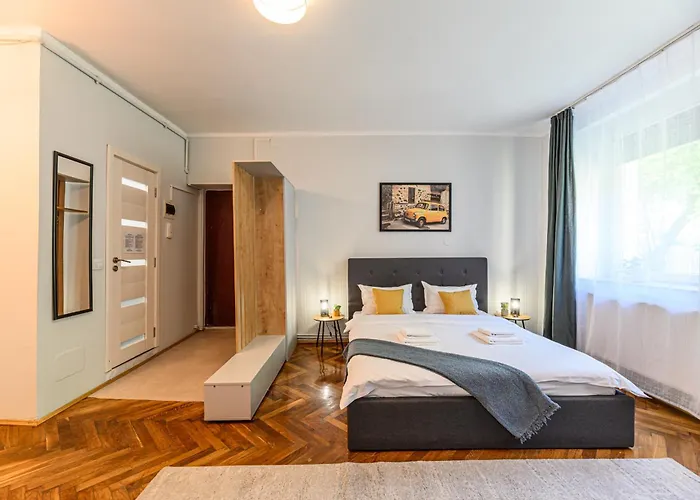 Langa Biserica Neagra Si Turnul Alb * 布拉索夫