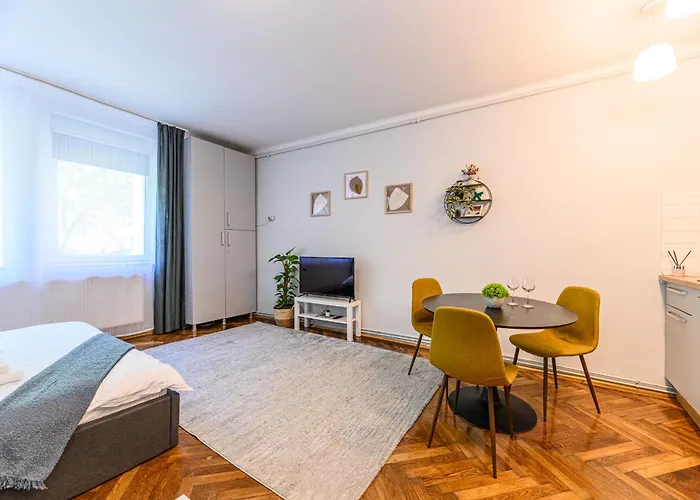 Lângă Biserica Neagră și Turnul Alb Apartamento *